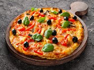 Пица с домашно тесто, шунка, моцарела, домати и маслини на плоча